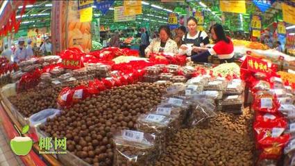 海口市民年货“爆买”潮 日用百货销售火热，春节消费市场迎高峰